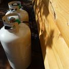 Both tanks feed into a single regulator
